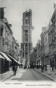 2833 Gezicht in de Zadelstraat te Utrecht met op de achtergrond de Domtoren.